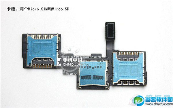 Note3电信版为两个MicroSIM卡槽，另外SD卡槽也在此。