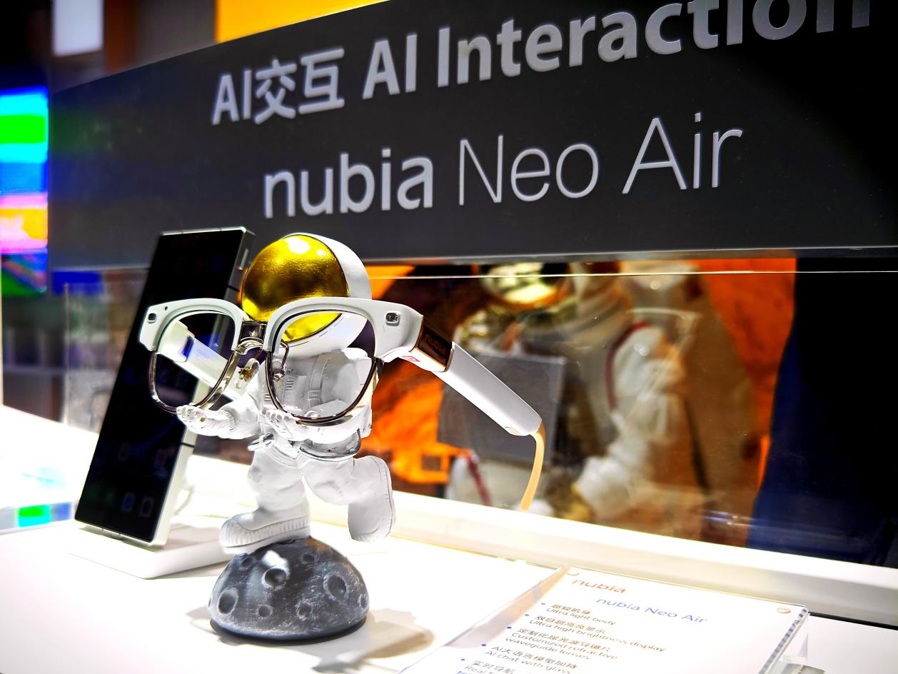 nubia Neo Air：极致轻薄的智能体验！全球首款消费级GPT无线AR智能眼镜亮相上海展